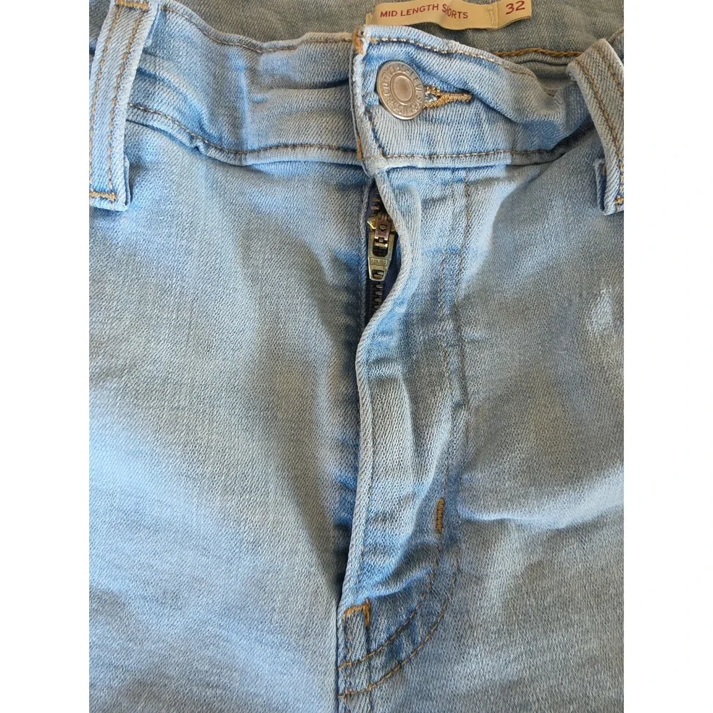 Levis Womens Mid Length Denim Shorts Light Wash Cuffed Hem Size 32 Pair